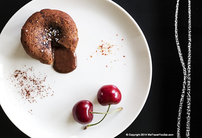 coulant au chocolat, vanille et piment d'espelette présenté avec des cerises.