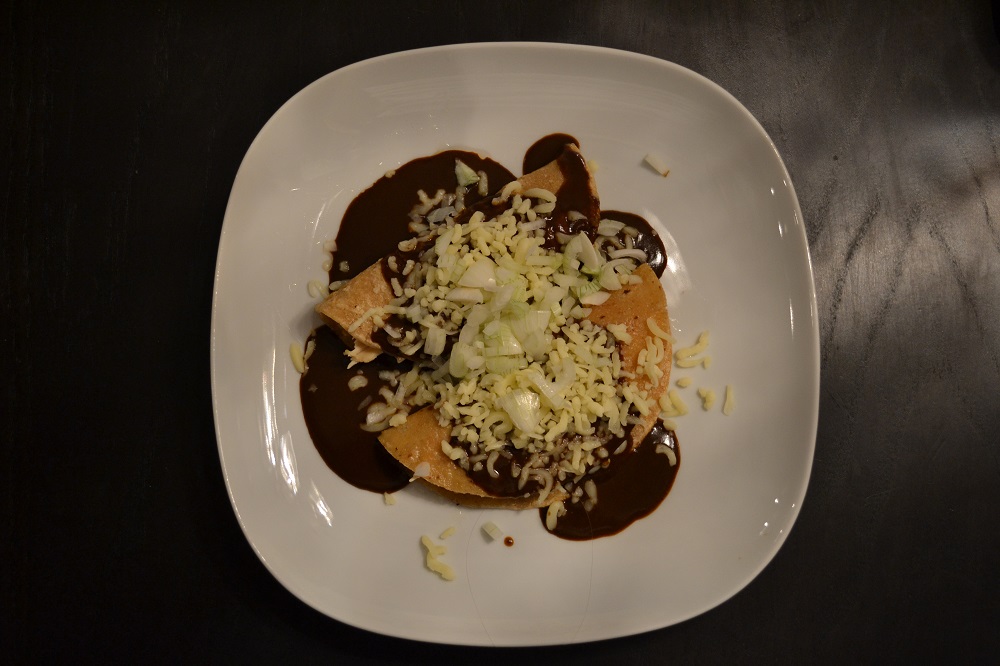 plat traditionnel mexicain, recette tacos, poulet, fromage, sauce chocolat, oignons, tortilla frie, enchiladas de mole con pollo